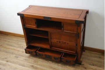 中古　超美品!　引き戸に施された透かし彫りがアクセントの水屋箪笥　(R-085241)