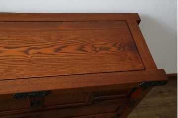 中古　超美品!　引き戸に施された透かし彫りがアクセントの水屋箪笥　(R-085241)