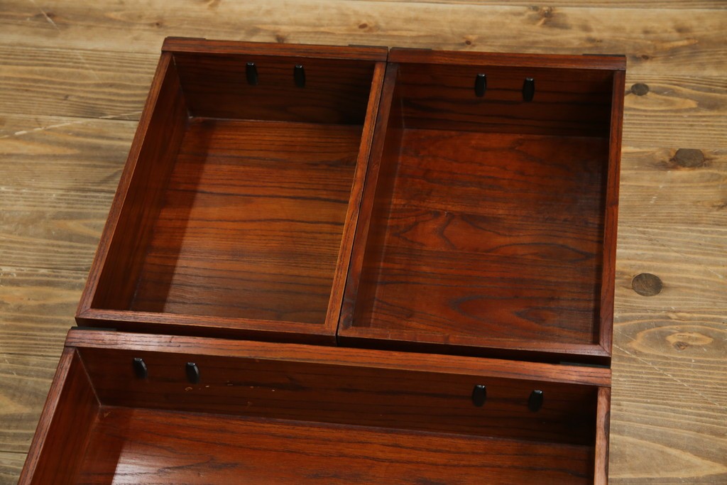 中古　超美品!　引き戸に施された透かし彫りがアクセントの水屋箪笥　(R-085241)