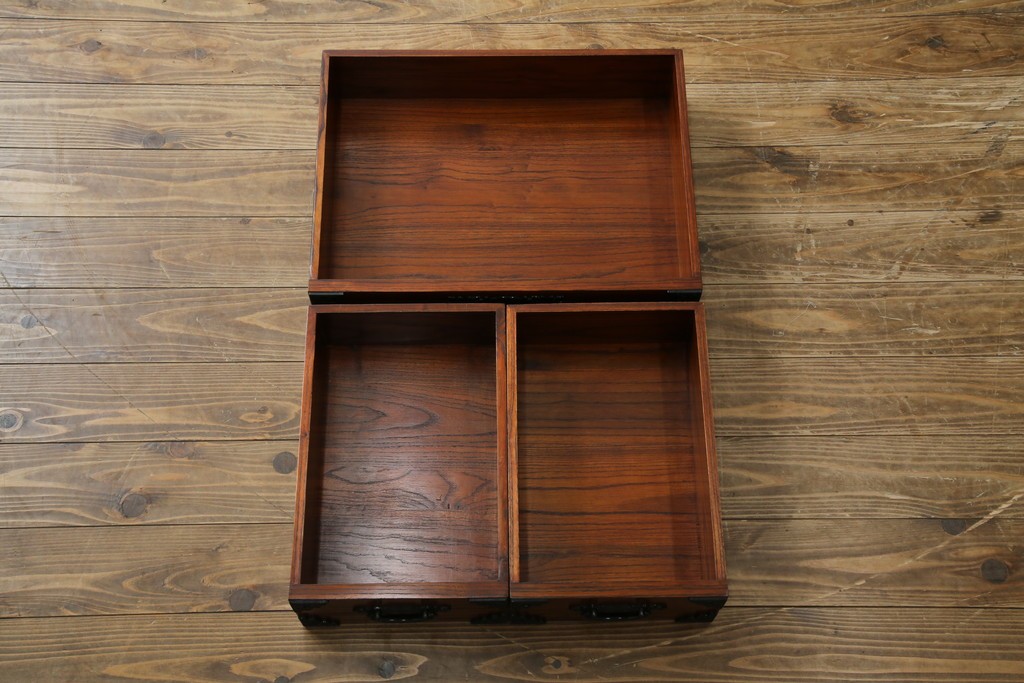 中古　超美品!　引き戸に施された透かし彫りがアクセントの水屋箪笥　(R-085241)