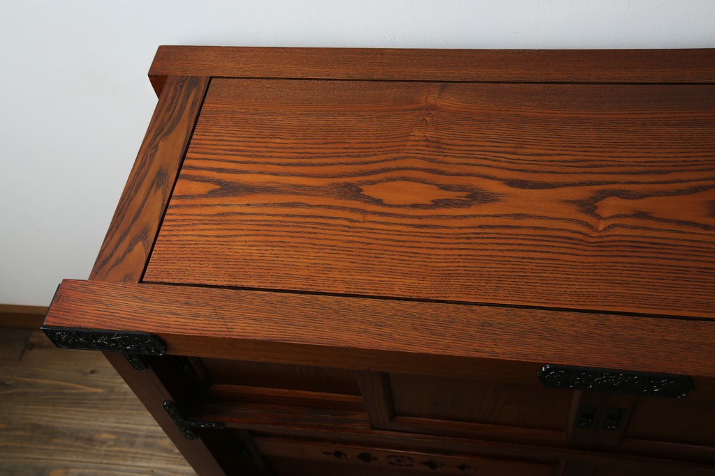 中古　超美品!　引き戸に施された透かし彫りがアクセントの水屋箪笥　(R-085241)