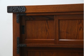 中古　超美品!　引き戸に施された透かし彫りがアクセントの水屋箪笥　(R-085241)