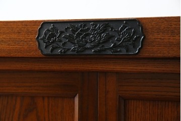 中古　超美品!　引き戸に施された透かし彫りがアクセントの水屋箪笥　(R-085241)