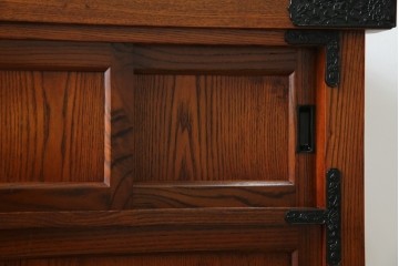 中古　超美品!　引き戸に施された透かし彫りがアクセントの水屋箪笥　(R-085241)