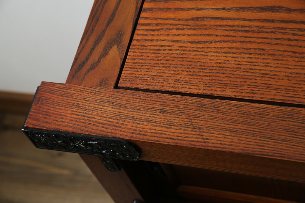 中古　超美品!　引き戸に施された透かし彫りがアクセントの水屋箪笥　(R-085241)