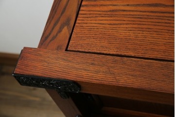 中古　超美品!　引き戸に施された透かし彫りがアクセントの水屋箪笥　(R-085241)