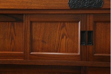 中古　超美品!　引き戸に施された透かし彫りがアクセントの水屋箪笥　(R-085241)