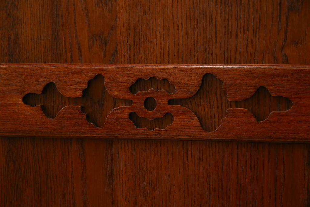 中古　超美品!　引き戸に施された透かし彫りがアクセントの水屋箪笥　(R-085241)