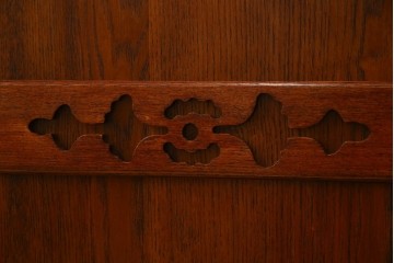 中古　超美品!　引き戸に施された透かし彫りがアクセントの水屋箪笥　(R-085241)