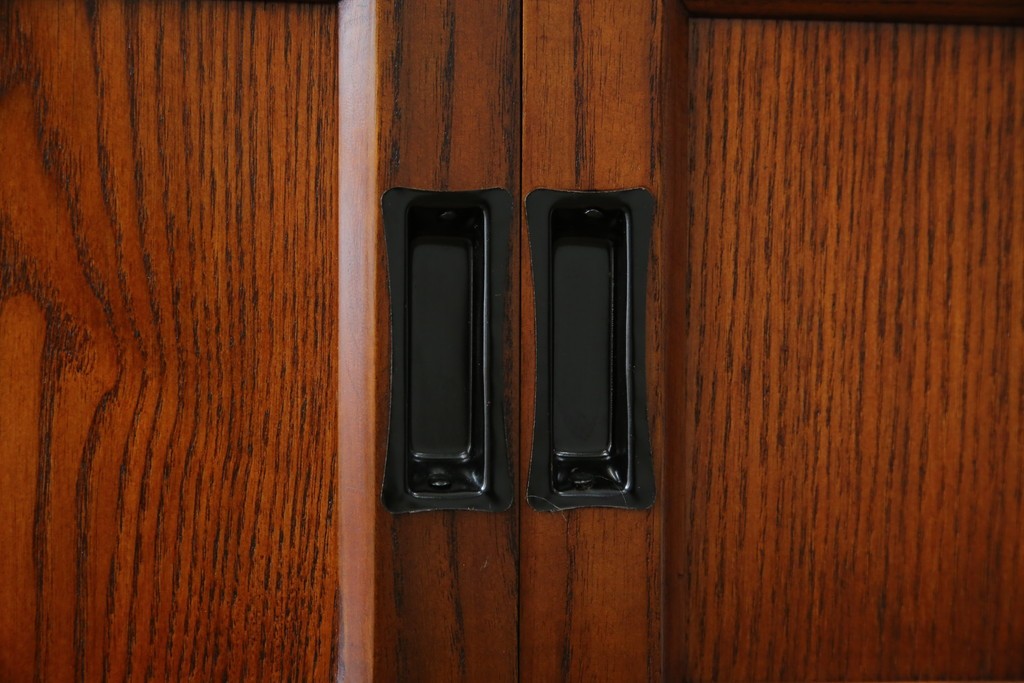 中古　超美品!　引き戸に施された透かし彫りがアクセントの水屋箪笥　(R-085241)