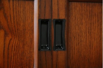 中古　超美品!　引き戸に施された透かし彫りがアクセントの水屋箪笥　(R-085241)