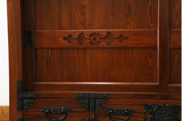 中古　超美品!　引き戸に施された透かし彫りがアクセントの水屋箪笥　(R-085241)