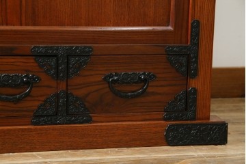 中古　超美品!　引き戸に施された透かし彫りがアクセントの水屋箪笥　(R-085241)