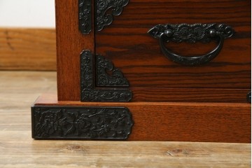 中古　超美品!　引き戸に施された透かし彫りがアクセントの水屋箪笥　(R-085241)