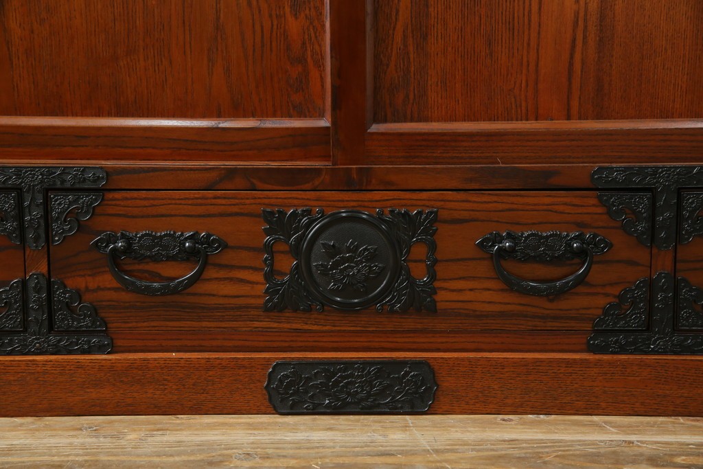 中古　超美品!　引き戸に施された透かし彫りがアクセントの水屋箪笥　(R-085241)