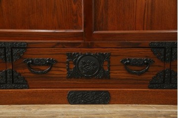 中古　超美品!　引き戸に施された透かし彫りがアクセントの水屋箪笥　(R-085241)