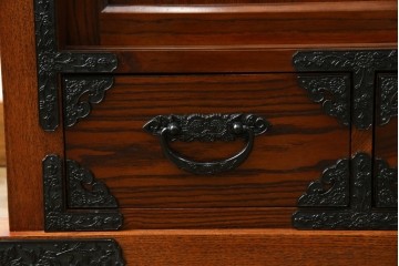 中古　超美品!　引き戸に施された透かし彫りがアクセントの水屋箪笥　(R-085241)