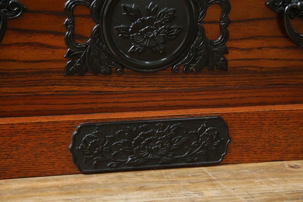 中古　超美品!　引き戸に施された透かし彫りがアクセントの水屋箪笥　(R-085241)