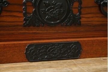 中古　超美品!　引き戸に施された透かし彫りがアクセントの水屋箪笥　(R-085241)