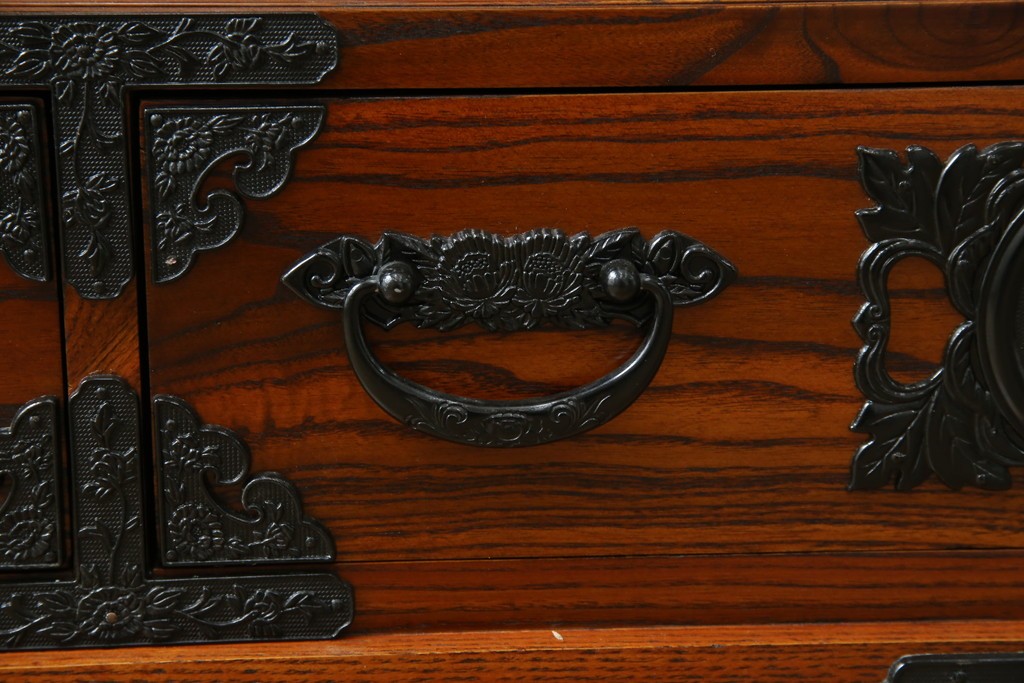 中古　超美品!　引き戸に施された透かし彫りがアクセントの水屋箪笥　(R-085241)