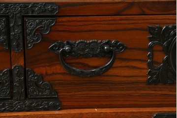 中古　超美品!　引き戸に施された透かし彫りがアクセントの水屋箪笥　(R-085241)