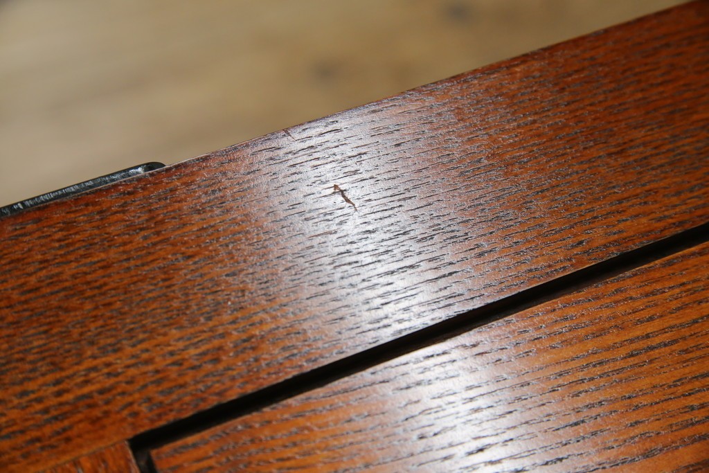 中古　超美品!　引き戸に施された透かし彫りがアクセントの水屋箪笥　(R-085241)