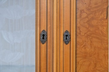 中古　美品　CLイタリア(CLItalia)社　繊細な装飾と優雅な象嵌が美しいキャビネット　定価推定約250万円以上　(R-085242)