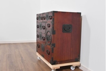 和製ヴィンテージ　希少‼　名工　八重樫繁作　上質な雰囲気を醸し出す手打ち金具付きの仙台小箪笥　(R-085243)