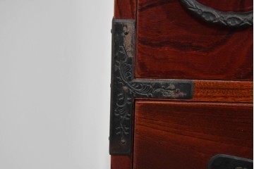 和製ヴィンテージ　希少‼　名工　八重樫繁作　上質な雰囲気を醸し出す手打ち金具付きの仙台小箪笥　(R-085243)