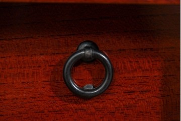 和製ヴィンテージ　希少‼　名工　八重樫繁作　上質な雰囲気を醸し出す手打ち金具付きの仙台小箪笥　(R-085243)