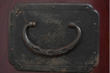 和製ヴィンテージ　希少‼　名工　八重樫繁作　上質な雰囲気を醸し出す手打ち金具付きの仙台小箪笥　(R-085243)