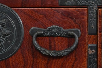 和製ヴィンテージ　希少‼　名工　八重樫繁作　上質な雰囲気を醸し出す手打ち金具付きの仙台小箪笥　(R-085243)