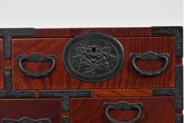 和製ヴィンテージ　希少‼　名工　八重樫繁作　上質な雰囲気を醸し出す手打ち金具付きの仙台小箪笥　(R-085243)