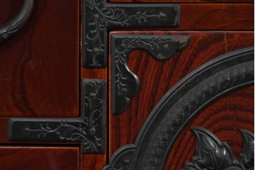 和製ヴィンテージ　希少‼　名工　八重樫繁作　上質な雰囲気を醸し出す手打ち金具付きの仙台小箪笥　(R-085243)