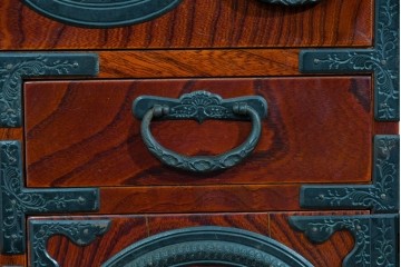 和製ヴィンテージ　希少‼　名工　八重樫繁作　上質な雰囲気を醸し出す手打ち金具付きの仙台小箪笥　(R-085243)