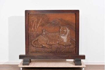 和製アンティーク　総欅(ケヤキ)材　在銘　惣昌　虎と鷹の図　迫力のある両面彫刻の衝立て　(R-085244)