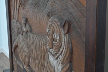 和製アンティーク　総欅(ケヤキ)材　在銘　惣昌　虎と鷹の図　迫力のある両面彫刻の衝立て　(R-085244)