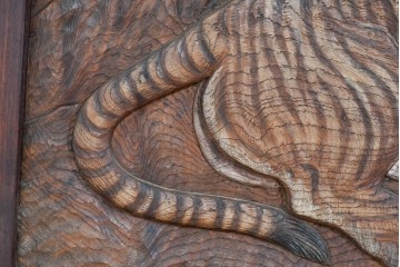 和製アンティーク　総欅(ケヤキ)材　在銘　惣昌　虎と鷹の図　迫力のある両面彫刻の衝立て　(R-085244)