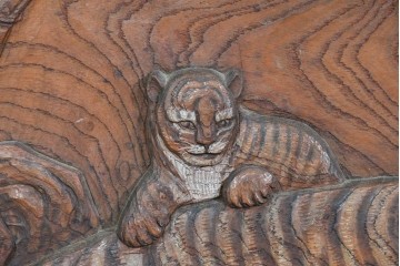 和製アンティーク　総欅(ケヤキ)材　在銘　惣昌　虎と鷹の図　迫力のある両面彫刻の衝立て　(R-085244)