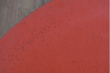 和製アンティーク　細部の意匠にこだわりが光る雅な朱塗りの丸座卓　(R-085245)