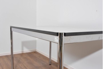 中古　美品　スイス　USMハラー(USM Haller)　ホームオフィスにもおすすめなスッキリとしたデザインのテーブル　定価約14万6千円相当　(R-085246)