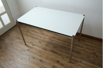 中古　美品　スイス　USMハラー(USM Haller)　ホームオフィスにもおすすめなスッキリとしたデザインのテーブル　定価約14万6千円相当　(R-085246)
