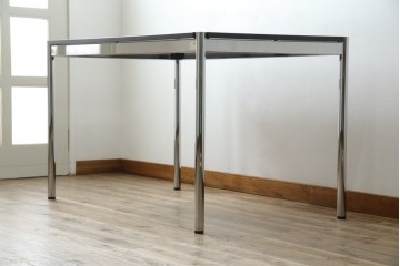 中古　美品　スイス　USMハラー(USM Haller)　ホームオフィスにもおすすめなスッキリとしたデザインのテーブル　定価約14万6千円相当　(R-085246)