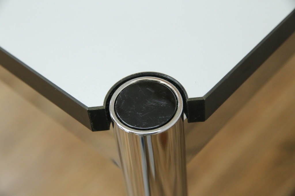 中古　美品　スイス　USMハラー(USM Haller)　ホームオフィスにもおすすめなスッキリとしたデザインのテーブル　定価約14万6千円相当　(R-085246)