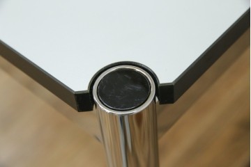 中古　美品　スイス　USMハラー(USM Haller)　ホームオフィスにもおすすめなスッキリとしたデザインのテーブル　定価約14万6千円相当　(R-085246)