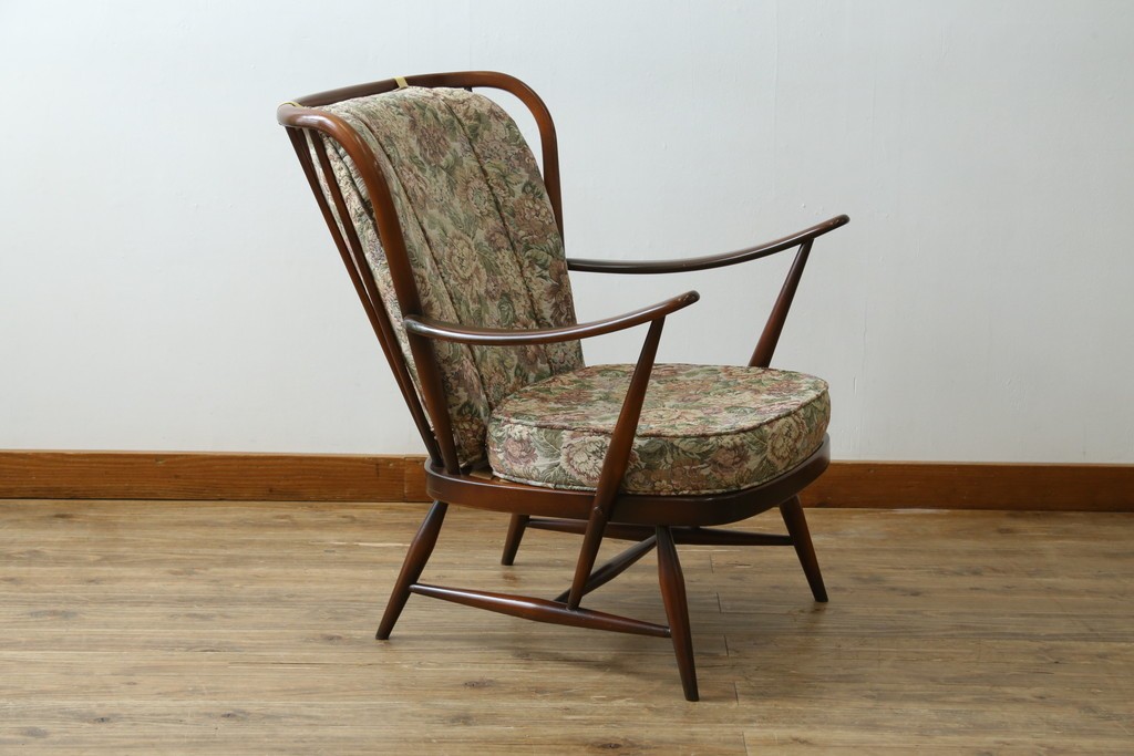 イギリスヴィンテージ　ERCOL(アーコール)　フープバックデザインで後ろ姿も抜かりなしのイージーチェア　(R-085248)