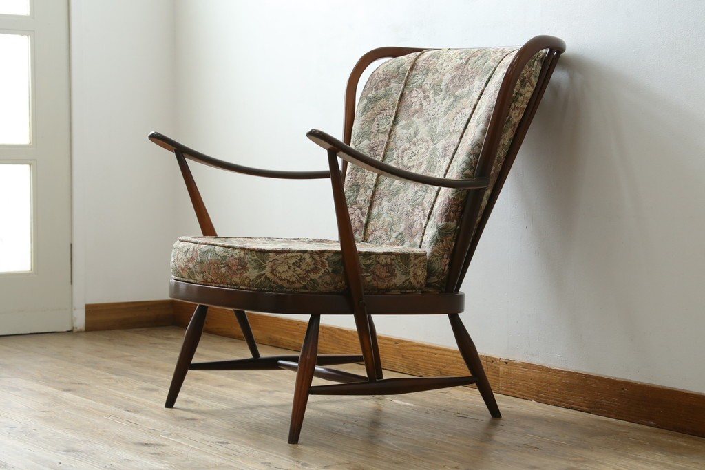 イギリスヴィンテージ　ERCOL(アーコール)　フープバックデザインで後ろ姿も抜かりなしのイージーチェア　(R-085248)