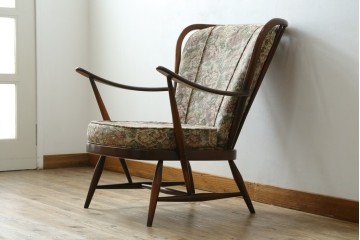 イギリスヴィンテージ　ERCOL(アーコール)　フープバックデザインで後ろ姿も抜かりなしのイージーチェア　(R-085248)