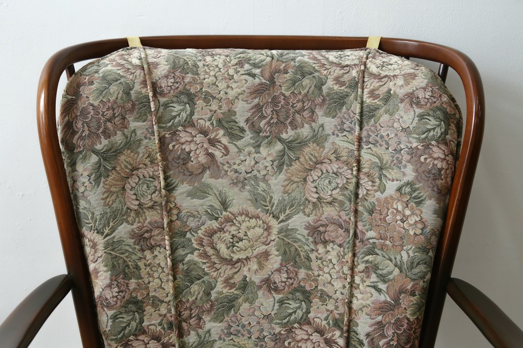 イギリスヴィンテージ　ERCOL(アーコール)　フープバックデザインで後ろ姿も抜かりなしのイージーチェア　(R-085248)