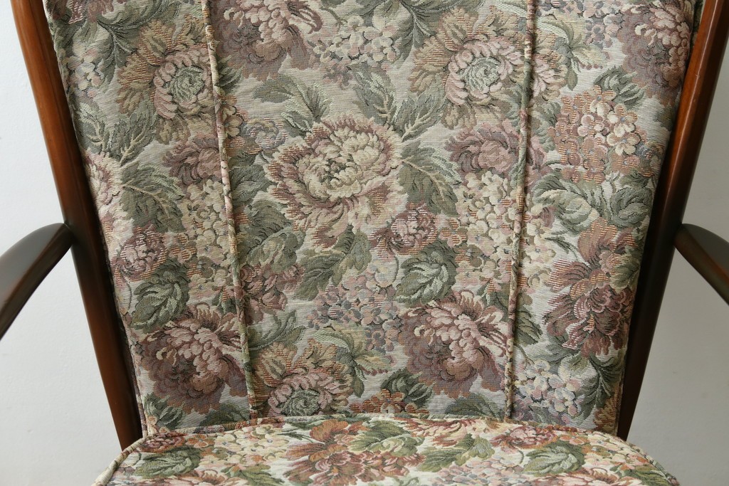 イギリスヴィンテージ　ERCOL(アーコール)　フープバックデザインで後ろ姿も抜かりなしのイージーチェア　(R-085248)